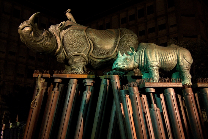 100_2122 small ancona rhino statues.jpg - 276808 Bytes